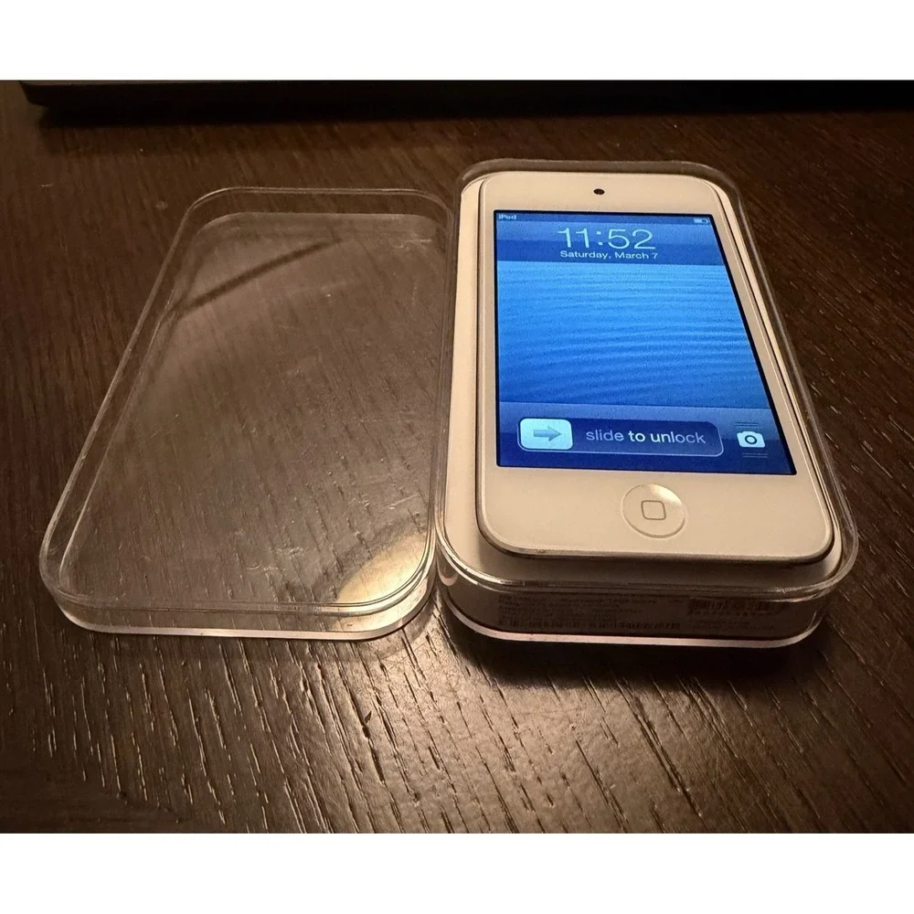 Apple iPod Touch 4th Gen 16GB White ME179LL/A - BUNDLED